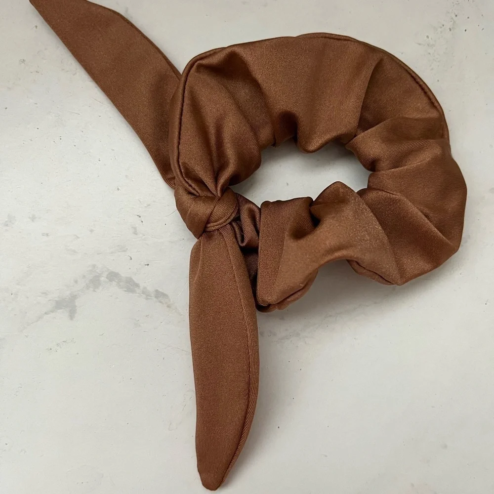 Invisawear smart jewelry Elegant Brown Hair Scrunchie